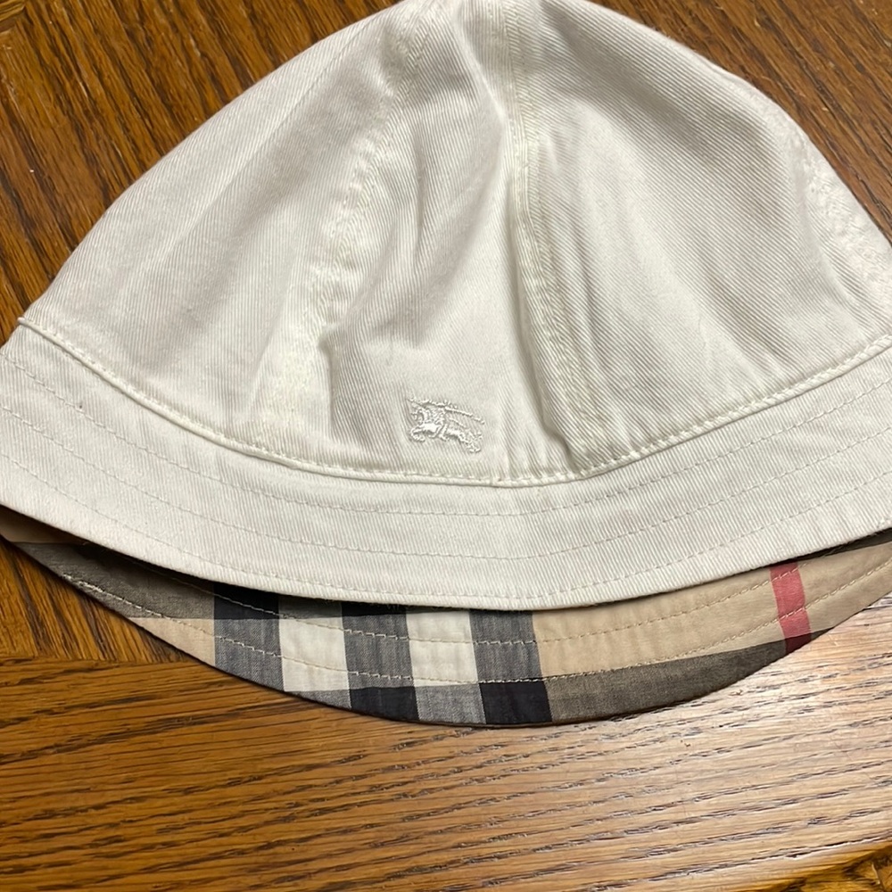 Burberry kids bucket hat.